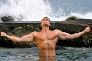 Un hombre fuerte aumenta naturalmente la potencia.
